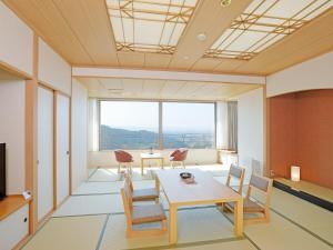 会津若松御宿东凤日式旅馆的客房设有桌椅和大窗户。