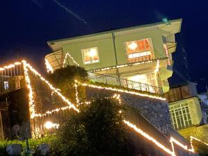 努沃勒埃利耶Villa Spring Acre的一座晚上有圣诞灯的建筑