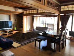 大津familie的客厅配有桌子和电视