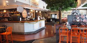 上哈特托塔拉酒店的餐厅设有配备橙色椅子的酒吧
