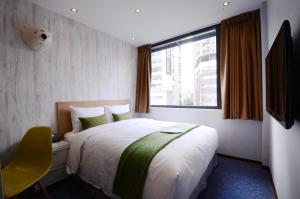 台北方舟旅店 - 东门馆的酒店客房设有床和窗户。