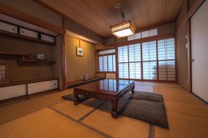 金泽K's House Kanazawa - Travelers Hostel的客厅,中间配有桌子