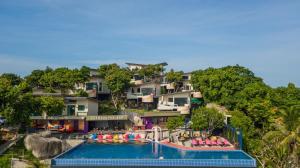 哈林海滩斯凯姆度假村的一个带游泳池和水上公园的度假胜地