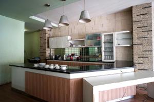 巴厘巴板OYO 2015 Bandara Hotel Balikpapan的厨房配有柜台和一些吊灯