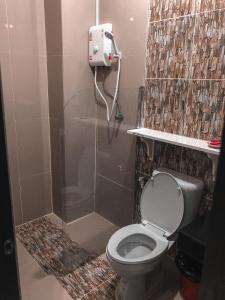 塞友G Place的一间带卫生间和淋浴的浴室