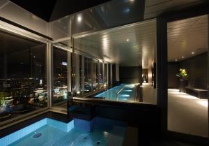 札幌札幌克罗斯酒店的一座带游泳池的建筑,享有城市美景
