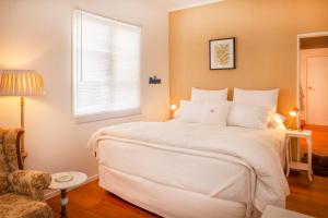 沃克沃思安尼斯住宿加早餐旅馆的卧室设有一张白色大床和一扇窗户。
