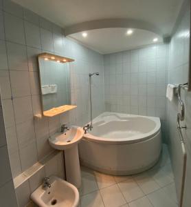 Intourist-Zakarpattia Hotel的一间浴室