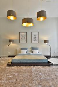 布达佩斯S23的一间卧室配有一张带两个灯的大床