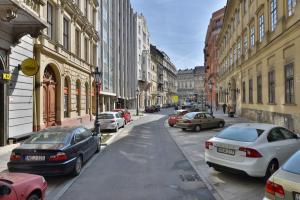 布达佩斯S23的一条城市街道上,街上有汽车停放