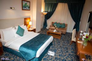 开罗Rehana Plaza Hotel的酒店客房设有一张大床和一张沙发。