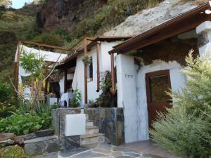 FirgasLa cueva de Ángel B&B的前面有标志的白色小房子