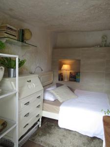FirgasLa cueva de Ángel B&B的卧室配有白色的床和梳妆台。