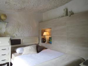 FirgasLa cueva de Ángel B&B的一间小卧室,配有一张床和一个梳妆台