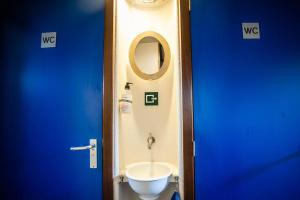 阿姆斯特丹Amsterdam Hotelboat的浴室设有白色的卫生间和镜子