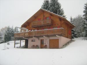 莱托利Chalet Gérardmer situé a LE THOLY的小木屋 - 带阳台