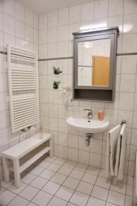 朱列斯拉赫Am Strand的白色的浴室设有水槽和镜子