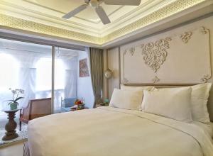 清迈因赛德酒店的卧室设有一张白色大床和天花板