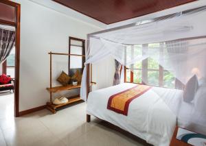 峰牙海防芽湖别墅度假酒店的卧室配有白色的床和窗户。