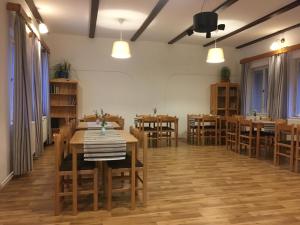 泽勒兹纳·鲁达Belvederská chalupa的用餐室配有木桌和椅子