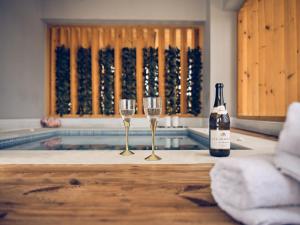 拉加纳斯Savvas Luxury Suites的两杯葡萄酒坐在游泳池旁
