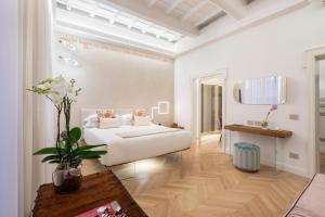 罗马Poēsis Experience Hotel的白色的客房配有一张床和一张桌子