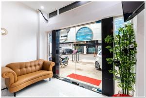 棉兰RedDoorz Plus @ Centrium Katamso Medan的带沙发和玻璃门的客厅