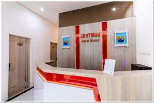 棉兰RedDoorz Plus @ Centrium Katamso Medan的大堂设有现金柜台,上面有很棒的招牌