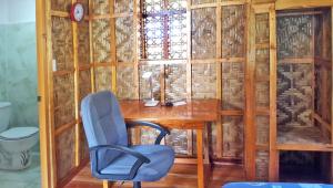 道伊斯MJ Room Rental Mahogany的客房设有书桌、椅子和窗户。