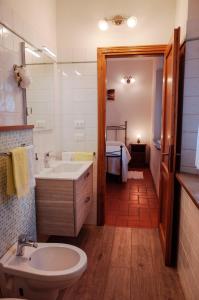 卡斯蒂戈隆·多尔希亚波吉欧阿尔温托旅馆的一间带水槽、卫生间和镜子的浴室