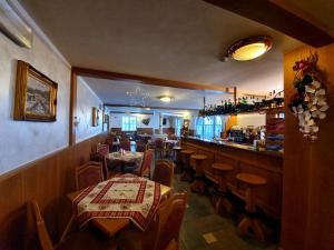 帕苏德尔托纳莱帕诺拉玛酒店的一间带桌椅的餐厅和一间酒吧