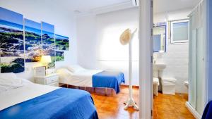 埃尔帕尔马Casa Reyes El Palmar的酒店客房设有两张床和盥洗盆