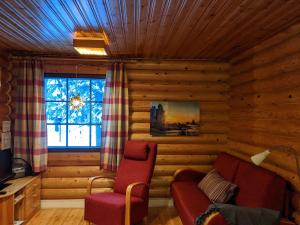 阿卡斯洛姆波罗图瑞奥拉瓦特酒店的小木屋的客厅配有沙发和窗户