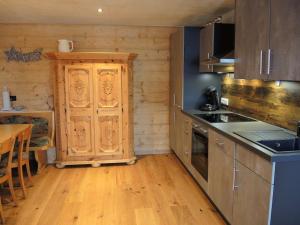 巴赫Trudis Hoamat的厨房配有木制橱柜和木桌。