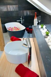 库特纳霍拉Elvíra ubytování v soukromém的厨房柜台设有水槽和带酒杯的浴缸。