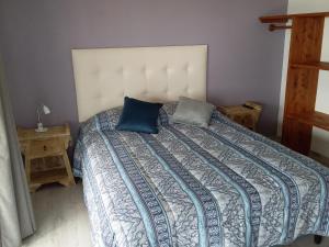 德尔迪阿布罗角Deja Vu 2的一间卧室配有一张带两个枕头的床
