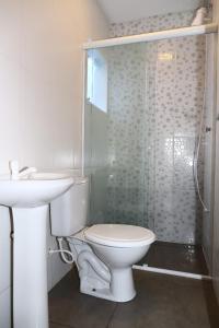 特拉曼达伊Morada da Plataforma Tramandaí的浴室配有卫生间、盥洗盆和淋浴。