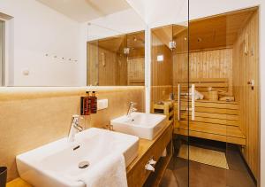 滨湖采尔Elements Resort Zell am See; BW Signature Collection的一间带水槽和镜子的浴室