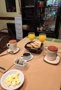 Vista FloresLa Posada Del Jamón的一张桌子,上面放着两杯咖啡和早餐食品