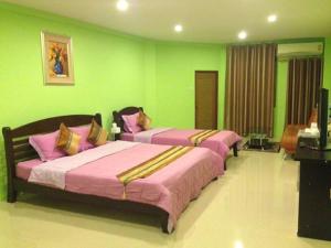 曼谷槟城皇宫酒店的绿墙客房内的两张床