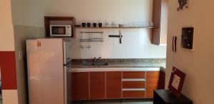 波特雷罗德洛斯弗内斯Altos del Lago的厨房配有冰箱和微波炉。