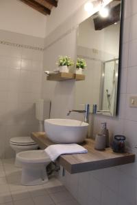 拉波拉诺泰尔梅Borgo Cortinova Marrocco的一间带水槽、卫生间和镜子的浴室