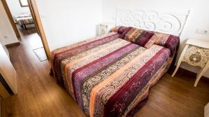 拉普埃夫拉德瓦尔韦尔德Casa Rural Galana的一张床上的床上,上面有毯子