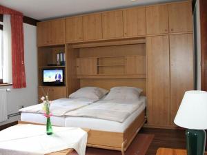 布尔Ferienwohnung Aschoff的一间卧室配有一张大床和电视