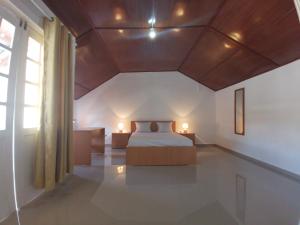 普拉亚Plateau Bedroom & Chambre - Praia Center 1的卧室配有一张床,地板上配有两盏灯。