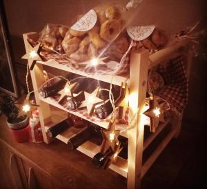 滨海波利尼亚诺Dimora Silcla1的一张带一盒食物和灯的木桌