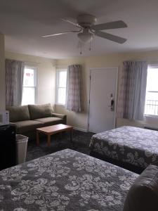 乔治湖海洋村度假酒店的一间带两张床和一张沙发的客厅