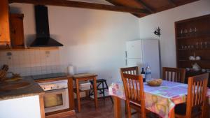 巴耶格兰雷伊Casita del Pedregal的厨房配有桌子和白色冰箱。