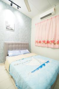 甘邦康卡普拉Homestay UTM JPO SKUDAI Pulai Jaya Kangkar Pulai Near Taman Universiti的一间卧室配有一张带蓝色棉被的床
