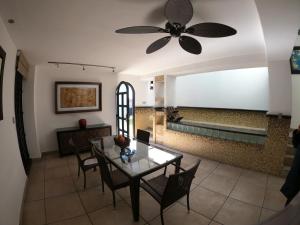 克雷塔罗The Latit Hotel Querétaro的一间带吊扇和桌子的用餐室